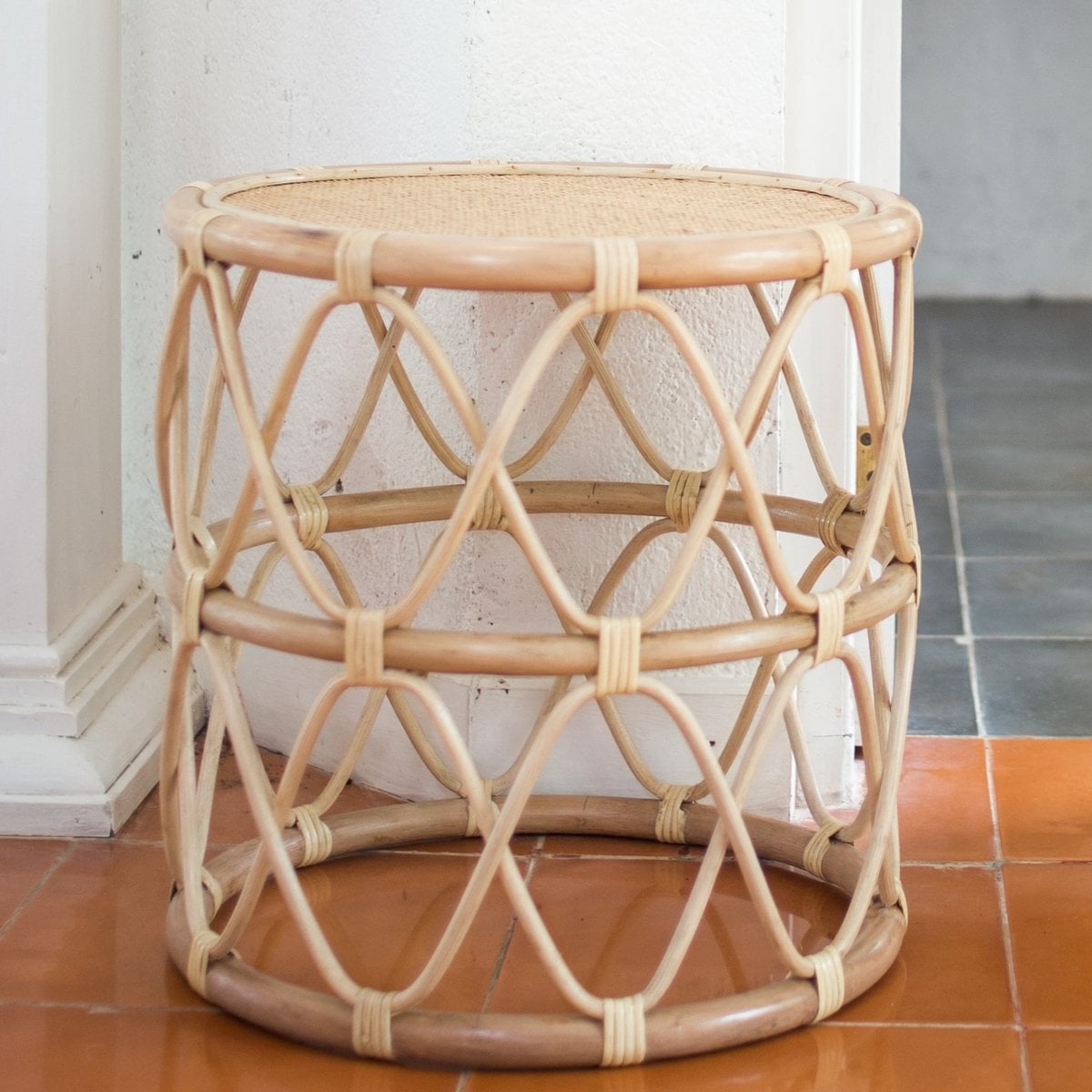 Ronde rotan bijzettafel – kleine boho salontafel – nachtkastje rotan beige – handgemaakte tafel gemaakt van natuurlijk rotan (Ø 45 cm) MUARA